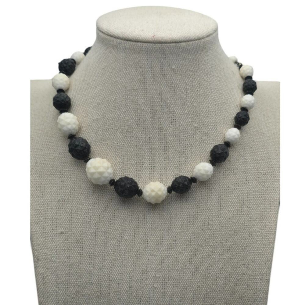 Black White Faceted Bead Necklace Choker Signed Hong Kong Vintage Mod Contrast